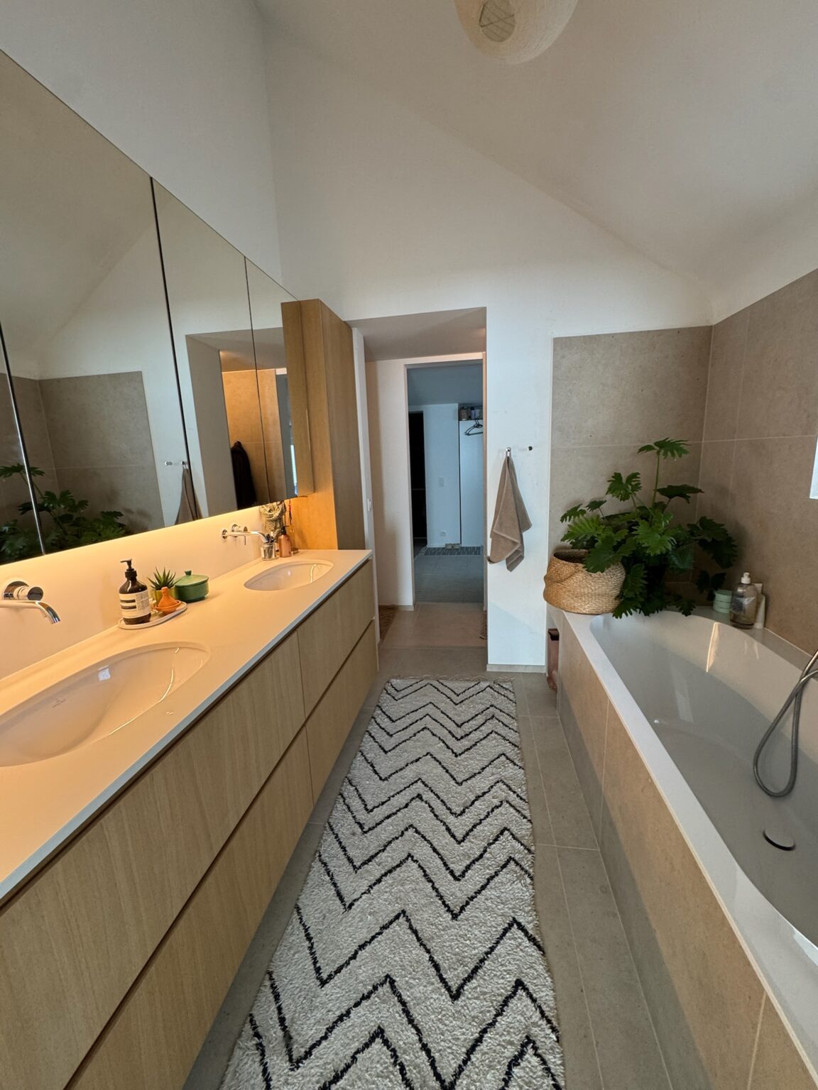 Salle de bain rénovée avec double vasque et baignoire, projet Bloemendael