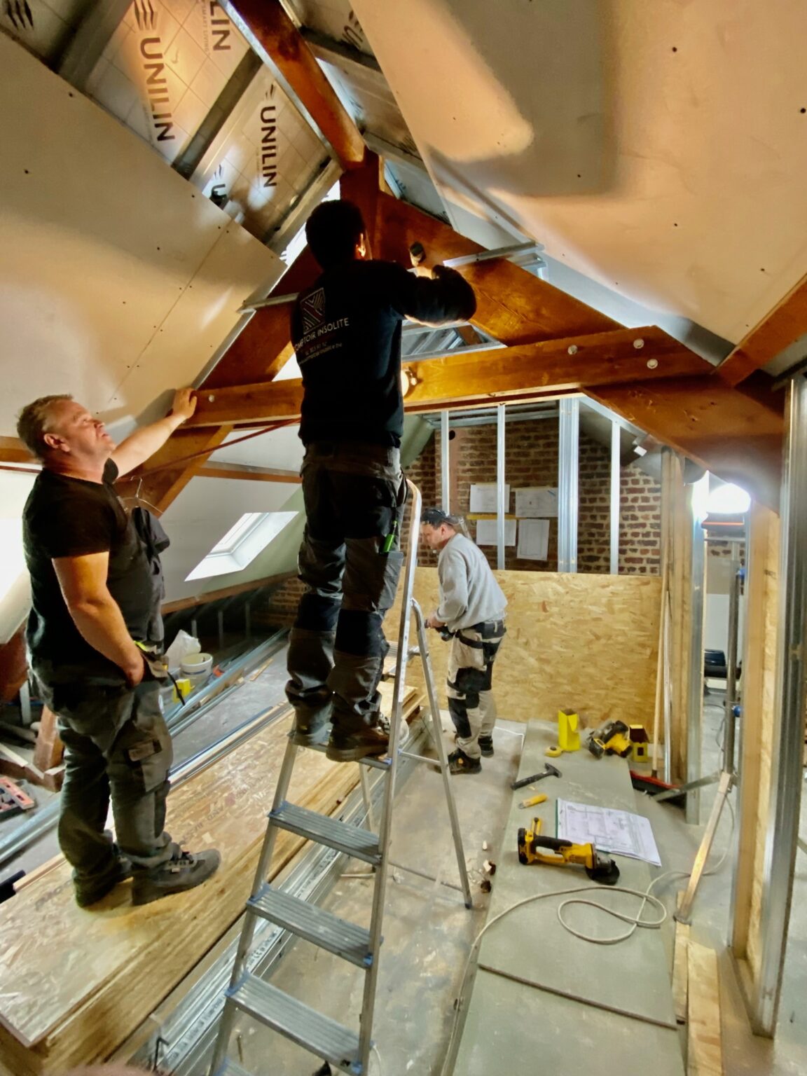 Équipe au travail dans des combles à Halle