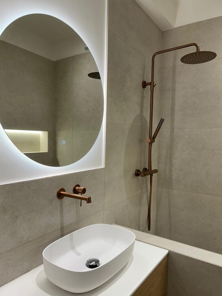 Meuble vasque et miroir LED – rénovation de salle de bain à Bruxelles